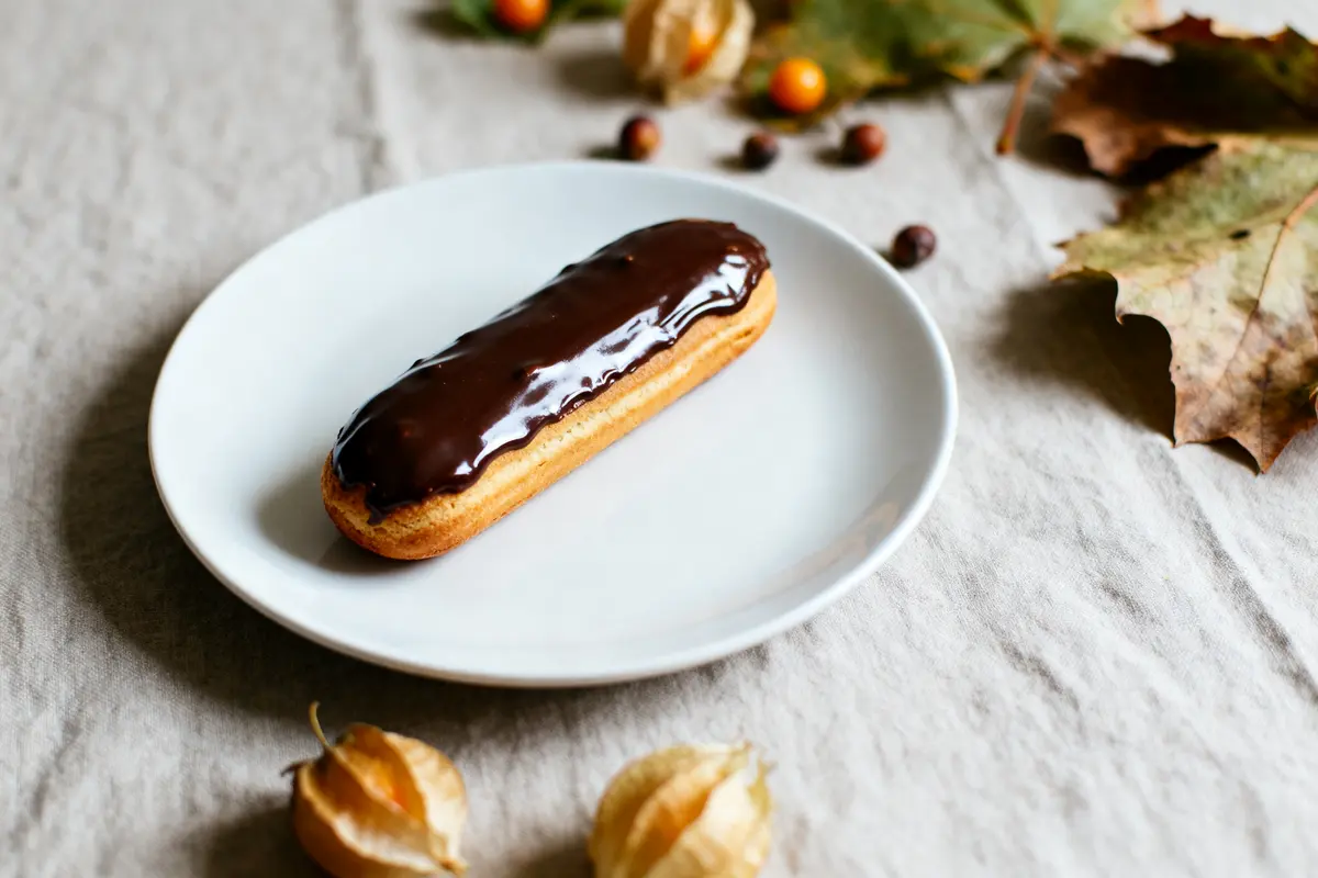 Assiette d'éclair au chocolat, informations sur calorie d'un éclair au chocolat, décoration automnale