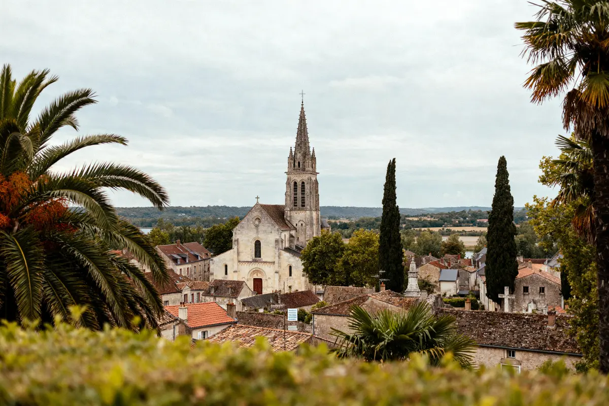 Église pittoresque entourée de verdure dans un village typique d'un pays en v