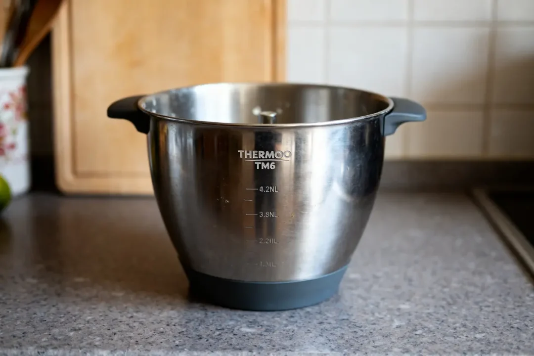 Bol Thermomix TM6 en acier inoxydable sur un comptoir de cuisine moderne