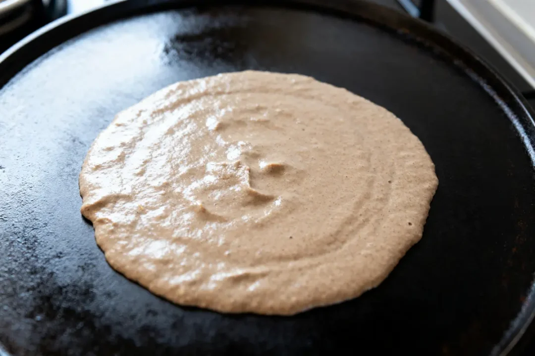 Pâte de sarrasin étalée sur une crêpière pour la recette de galette traditionnelle