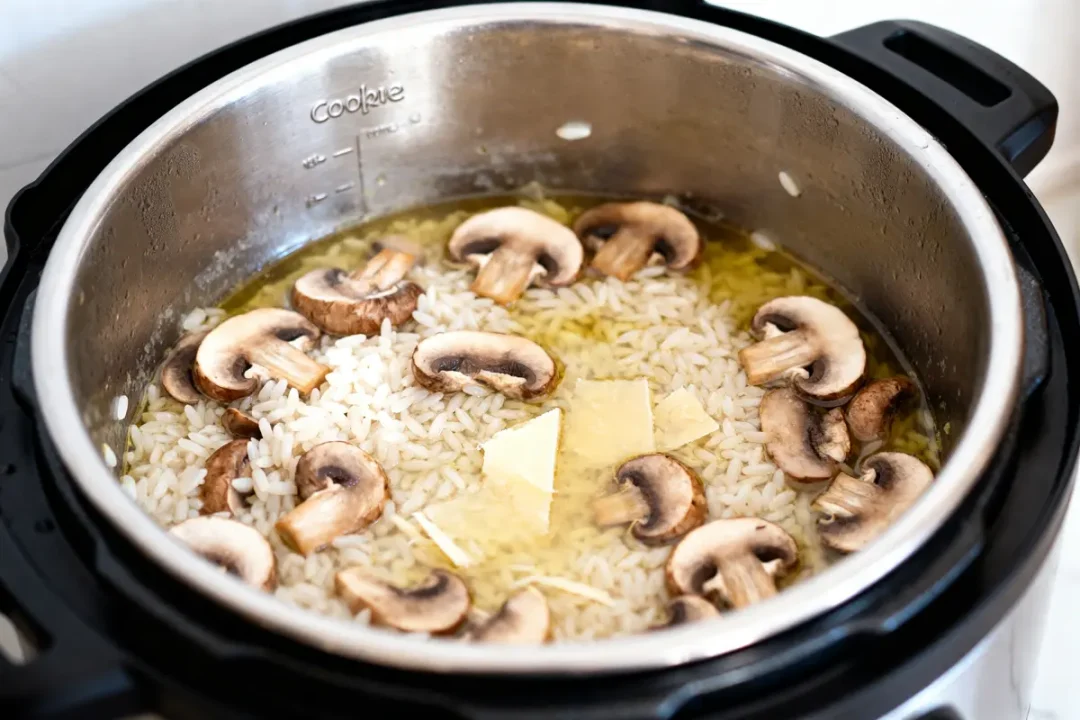 Riz, champignons et parmesan pour recette de risotto au Cookeo en cours de cuisson