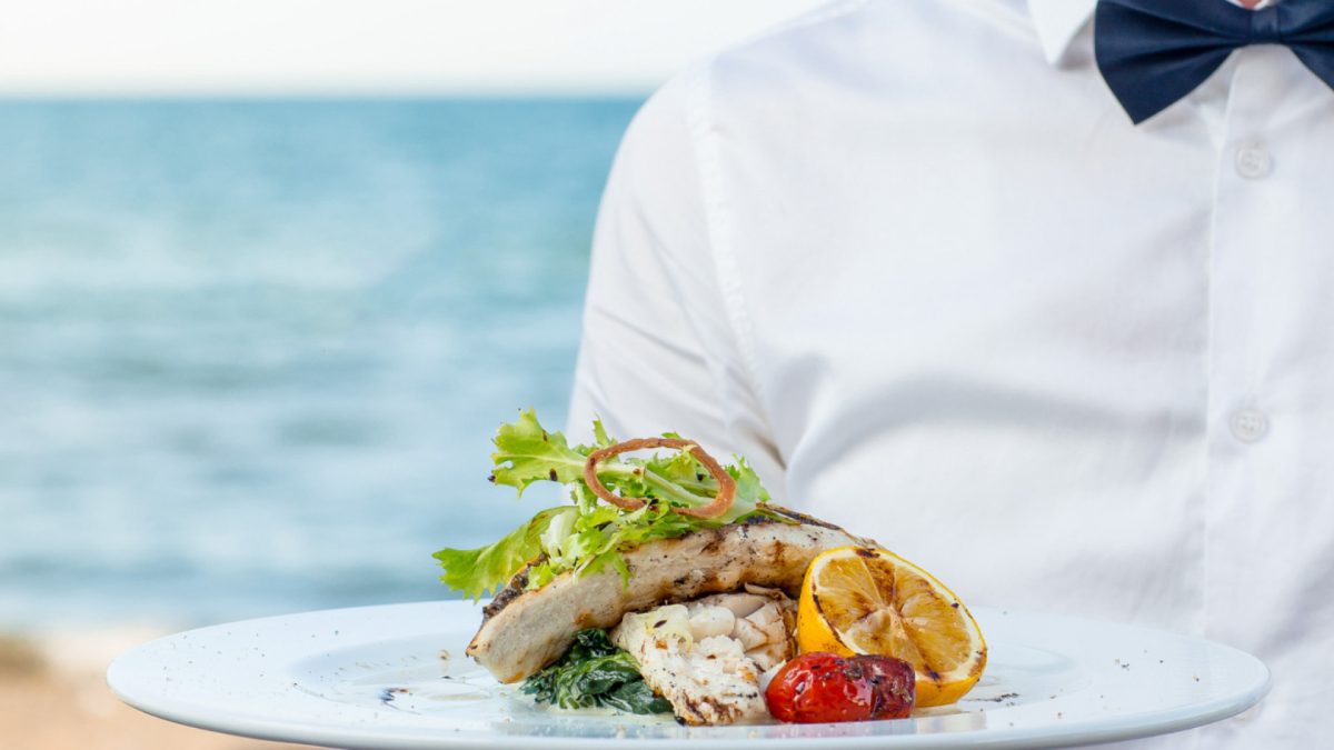 Quel restaurant de poissons à Carqueiranne propose une cuisine méditerranéenne authentique ?